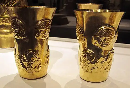 Lambayeque, Sicán, vasos con caras y ranas, siglos IX-XI, oro repujado