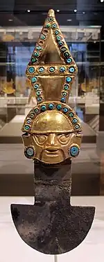 Sicàn (lambayeque), cuchillo ceremonial, siglos IX-XI, oro repujado, plata y turquesa