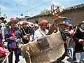 Entre los personajes más icónicos de la celebración de Corpus Christi en Suchiapa, se encuentra el "Calalá", este danzante baila siempre junto al Gigante y el Gigantillo, en la pieza de baile "Batalla final" se enfrenta al Gigante. Suchiapa, Chiapas, México, 2017. Cortesía de Mariela TC.