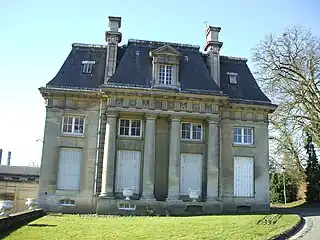 "pequeño castillo".