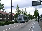 Autobús de Tránsito Rápido en carriles reservados con sistema de «orientación óptica» en Eindhoven, Holanda (Países Bajos).