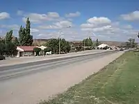 Vista de la localidad de Piedra del Águila sobre la Ruta Nacional 237.