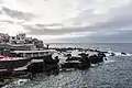 Edificios junto a las piscinas.