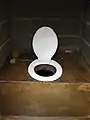 Interior de letrina de hoyo desde adentro en una casa cerca de Maseru, Lesoto (la misma letrina mostrada desde afuera en la imagen a la izquierda).
