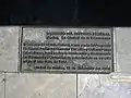 Placa de 2004 donde se consigna la colocación del monumento en su emplazamiento original.