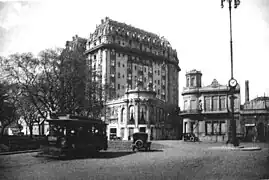 La Residencia Tornquist, a la derecha del Plaza Hotel