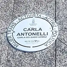 Placa conmemorativa en la Plaza de la Diversidad de la Ciudad de Murcia