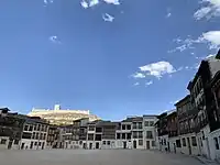 Plaza del Coso y Castillo de Peñafiel de fondo
