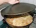 Pilaf (palaw) Siendo preparado en un kazan.