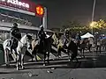 Miembros de la Unidad de Policía Metropolitana Montada, resguardando el Estadio Azteca.