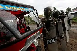 Policía peruana luego de enfrentamientos.