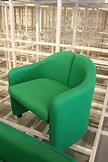 • año 1969 Sillón tapizado Clamis PS 142. Compuesto por dos cuerpos gemelos especulares con dos carcasas especulares (Patentado el 18 de julio de 1972 - US D224285 S)