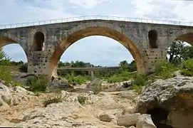 El cauce seco del Cavalón y el arco principal del puente