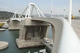 Detalle de las pilas de hormigón en forma de caja abierta. También son visibles los tubos y los pistones hidráulicos que regulan la apertura y cierre mecánico el puente.