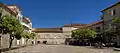 La plaza con el pazo de los Marqueses de Aranda de fondo