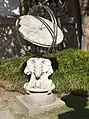 Reloj de sol en el jardín