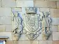 Escudo con tenantes del Pazo de los Marqueses de Aranda