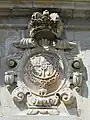 Escudo de armas de España encima de la puerta principal