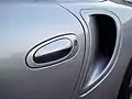 Toma de aire en un Porsche 996 Turbo.