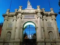 Portón del Panteón Municipal en Pachuca de Soto.