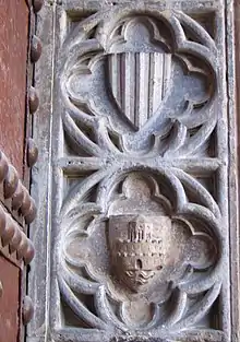 Arriba el escudo del rey y abajo el de la ciudad (o de los Botonach, según autores), siglo XIV.