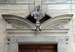 Tímpano roto e invertido (puerta de la Súplica, Galería Uffizi, Florencia)