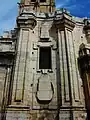 Detalle de la portada barroca principal, lado izquierdo.