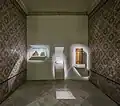 De derecha a izquierda (cofre torah, khlel y hanukkia) del Museo Lalla Hadria en Djerba