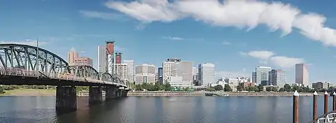 Vista desde el paseo junto a la orilla este del río (Eastbank Esplanade)