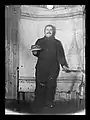 Adolf Lindstrøm con un plato de tortas en Framheim en 1911.