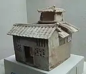 Un edificio con un patio cuadrado y techo a cuatro aguas Han occidental