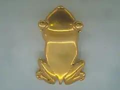 La rana es un motivo frecuente, representada de forma realista.
