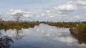 Bajada hacia el lago del templo.