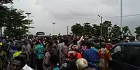 Los manifestantes marchan en el puente de Port-Novo el 25 de febrero