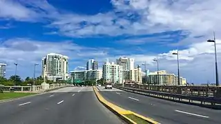 La avenida cruza por el puente Guillermo Esteves