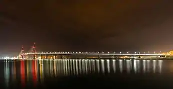 Vista nocturna de todo el puente.