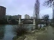 Vista del Puente del Poniente (o de Francisco González Regueral) sobre el río Pisuerga en Valladolid, desde la orilla izquierda del río, bajo la Rosaleda Francisco Sabadell, año 2008.