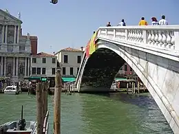 Vista cercana del puente de los Descalzos