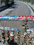 Candados de amor en la pasarela