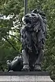 Escultura de león en el pedestal derecho.