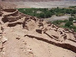Parapetos y terrazas en el pucará de Quitor