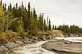 Vista del río con máquinas para la pesca del salmón.