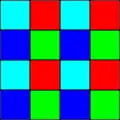 El arreglo RGBE utiliza un cuarto color, cian, así como el rojo, verde y azul