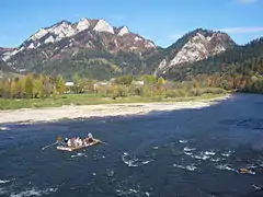 Rafting en el Dunajec, con en el macizo de Trzy Korony visible en el fondo.