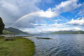 Arcoíris sobre el lago Rara en Nepal.