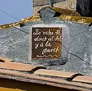 Baldosa de la calle Torroella. «El vecino tiene derecho al suelo y a la pared.»