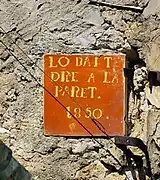 Baldosa de la calle de la Font. «El vecino tiene derecho a la pared. 1850.»