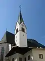 La torre de la iglesia catolica (Pfarrkirche Sankt Virgil)