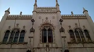 Detalles de la fachada superior del edificio