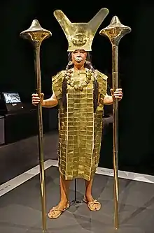 La Dama de Cao sosteniendo dos mazas ceremoniales